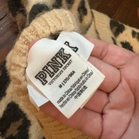 Pink Victoria’s Secret cheetah print fuzzy sweater size M - Picture 5 of 5